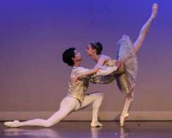 Very few of us know that Warren is a trained ballet dancer having trained at the 